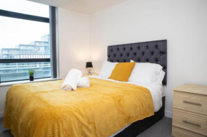 Old Trafford 3BR Penthouse! Free Street Parking & Long stays accepted!